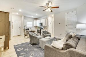 Beach Access Port St Joe Home with Screened Patio!的厨房或小厨房