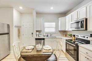 Beach Access Port St Joe Home with Screened Patio!的厨房或小厨房