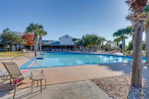 圣乔海滩Beach Access Port St Joe Home with Screened Patio!的一个带椅子和棕榈树的大型游泳池