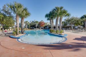 Beach Access Port St Joe Home with Screened Patio!内部或周边的泳池