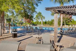 Beach Access Port St Joe Home with Screened Patio!内部或周边的泳池