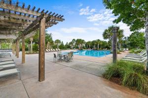 Beach Access Port St Joe Home with Screened Patio!内部或周边的泳池