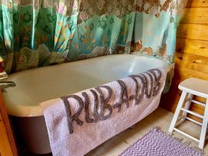 y baño con bañera y alfombra. en DownEast DownHome, en East Machias 13 fotos más