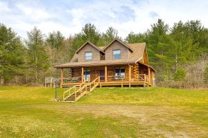 AlmondLog Cabin with Pond and Trail Access in Almond!的田野上山丘上的大型木屋