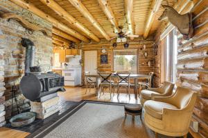 AlmondLog Cabin with Pond and Trail Access in Almond!的带壁炉、桌椅的客厅