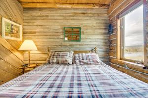 Log Cabin with Pond and Trail Access in Almond!客房内的一张或多张床位