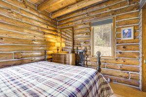 Log Cabin with Pond and Trail Access in Almond!客房内的一张或多张床位