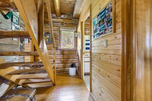 AlmondLog Cabin with Pond and Trail Access in Almond!的相册照片