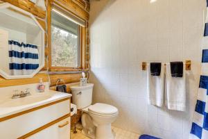 AlmondLog Cabin with Pond and Trail Access in Almond!的带马桶和水槽的浴室