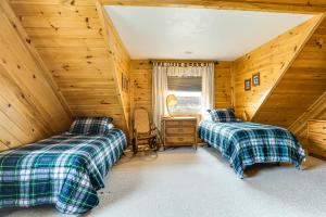 Log Cabin with Pond and Trail Access in Almond!客房内的一张或多张床位