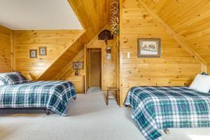 Log Cabin with Pond and Trail Access in Almond!客房内的一张或多张床位