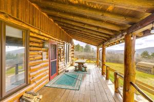 Log Cabin with Pond and Trail Access in Almond!的阳台或露台