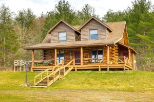 AlmondLog Cabin with Pond and Trail Access in Almond!的山顶上的大型木屋