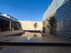 a courtyard with a pool of water in front of a building at Casa Com Piscina Aquecida in Caldas Novas
