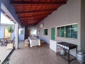 a kitchen with a table and a stove in a room at Casa Com Piscina Aquecida in Caldas Novas