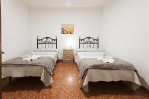 A bed or beds in a room at Molino de Lucero, casa rural