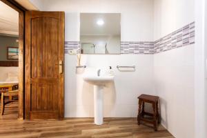 A bathroom at Molino de Lucero, casa rural