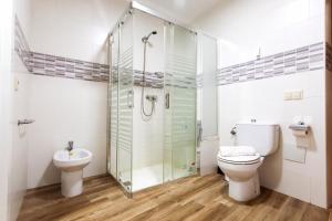 A bathroom at Molino de Lucero, casa rural