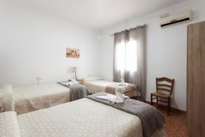 A bed or beds in a room at Molino de Lucero, casa rural
