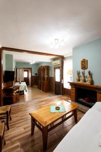 A television and/or entertainment centre at Molino de Lucero, casa rural