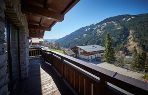 balkon domu z widokiem na góry w obiekcie Life & Luxury Appartements w Saalbach Hinterglemm