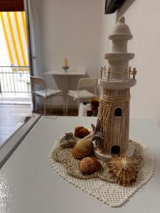 阿尔盖罗Coro & Bentu的桌上摆着鸟屋的桌子