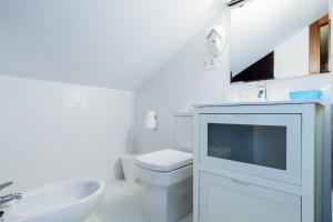 グラナダにあるHostal Arriolaのバスルーム(トイレ付)、キャビネット内のテレビが備わります。