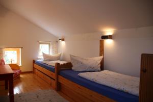 クリュツにあるPalms Ferienhausのベッドルーム ツインベッド2台付