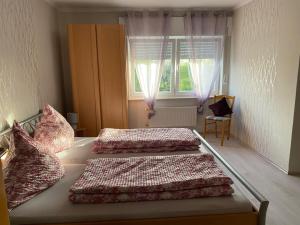 Ein Bett oder Betten in einem Zimmer der Unterkunft Petryhof