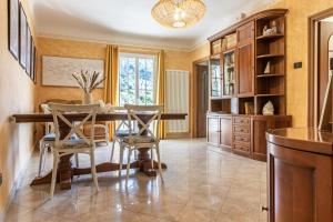 a dining room with a table and chairs at Giadera penthouse 5Terreholiday in Riomaggiore