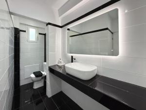 Ένα μπάνιο στο Beachfront 3bedroom apartment +16 φωτογραφίες