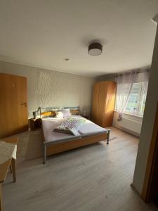 Schlafzimmer mit einem Bett und einem Fenster in der Unterkunft Petryhof in Mörsdorf