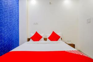 Postel nebo postele na pokoji v ubytování Hotel O Mahipalpur Extension Near Airport