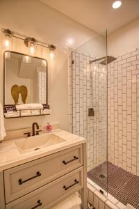 un baño con lavabo y ducha en Gardens of Barons Creek - UNIT C, en Fredericksburg 14 fotos más