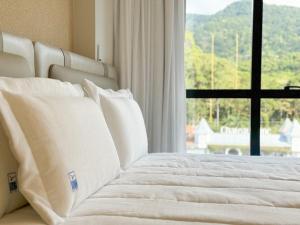 イタペマにあるSuíte com vista para montanhas no Blue Sea Hotel, beira-mar+lazer completoの窓際のベッド(白い枕付) +45枚の写真