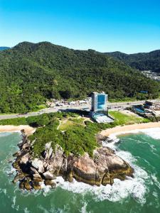 イタペマにあるSuíte com vista para montanhas no Blue Sea Hotel, beira-mar+lazer completoの岩場のリゾートの空中ビュー
