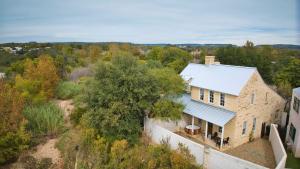 Una vista aérea de una casa de piedra con techo blanco. en Gardens of Barons Creek - UNIT C, en Fredericksburg