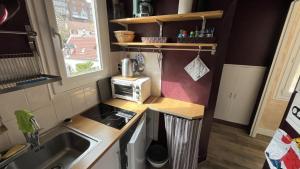 Appartement ancien cosy في دْييب: مطبخ صغير مع حوض وميكروويف +13 صورة