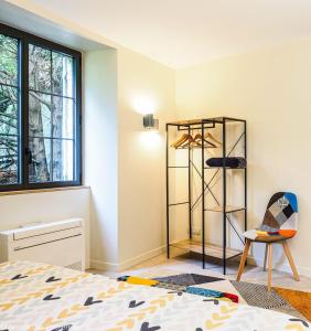 Ένα ή περισσότερα κρεβάτια σε δωμάτιο στο Gîte 2 pers massif des 3 pignons en forêt de Fontainebleau Le Vaudoué France