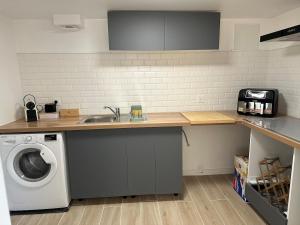 Η κουζίνα ή μικρή κουζίνα στο Bel appartement T2 dans maison