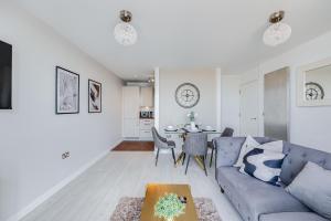 Posezení v ubytování Stunning Apartment - City Centre - Secure Parking, Self-Check-In, Fast WiFi and Smart TVs by Yoko Property