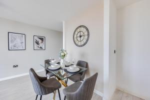Fotografie z fotogalerie ubytování Stunning Apartment - City Centre - Secure Parking, Self-Check-In, Fast WiFi and Smart TVs by Yoko Property v destinaci Milton Keynes + 13 fotografií