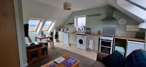 una cocina con fregadero y estufa horno superior en Ardenlee Self Catering Apartment, en Borve