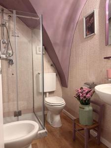 ein Badezimmer mit Dusche, Toilette und Waschbecken in der Unterkunft Casa di Gianna Guest House in Bari + 30 Fotos