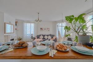 Una mesa con platos de comida encima. en Appartement spacieux avec hamac + parking gratuit, en Gentilly 20 fotos más