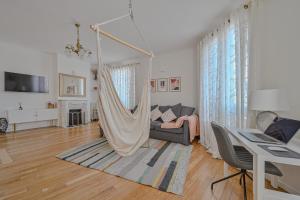 una sala de estar con una hamaca en una habitación en Appartement spacieux avec hamac + parking gratuit, en Gentilly