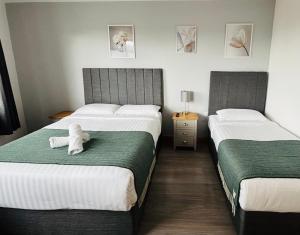 Postel nebo postele na pokoji v ubytování Port House Letterkenny Wild Atlantic Apartments