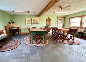 Χώρος καθιστικού στο Fingerlakes farm with goats & chickens +42 φωτογραφίες