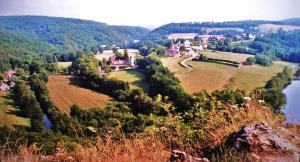 Vue aérienne d'une ville sur une colline avec une rivière dans l'établissement La Maison de Cure, à Domecy-sur-Cure