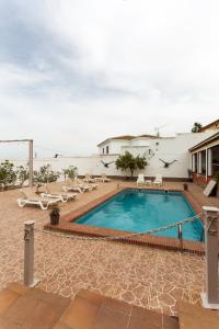 The swimming pool at or close to Molino de Lucero, casa rural